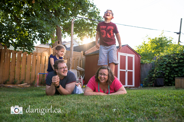 Informal fun photo portraits of a family in Ottawa by Danielle Donders